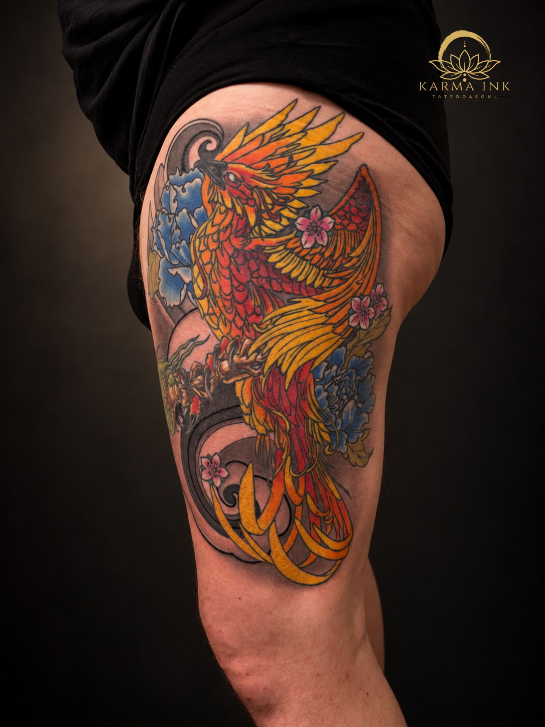 Farbiges Phönix-Tattoo im japanisch inspirierten Stil am Oberschenkel