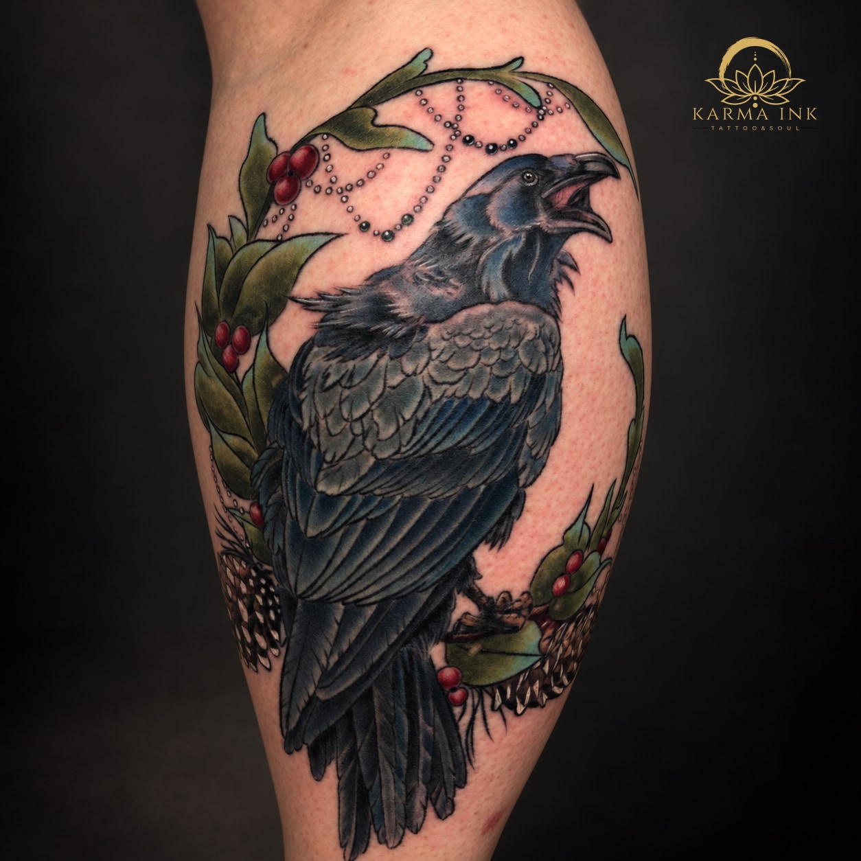 Farbiges Raben-Tattoo mit Blättern und Beeren